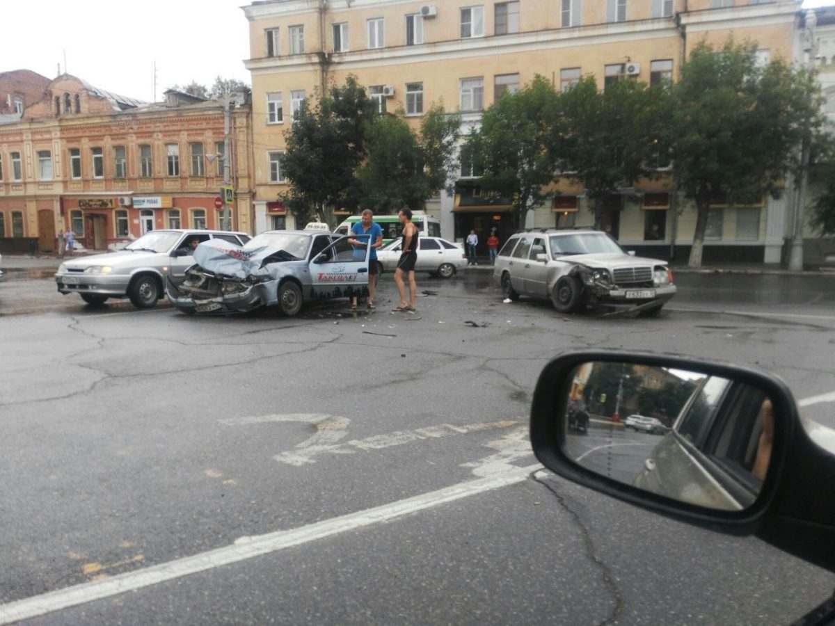 Серьезная авария в центре Астрахани попала на видео