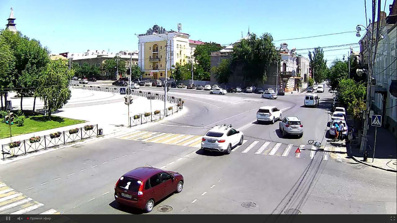 В центре Астрахани велосипедист попал под колеса (видео) | АРБУЗ