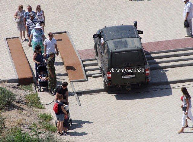 В Астрахани автомобилисты объехали пробку прямо по набережной