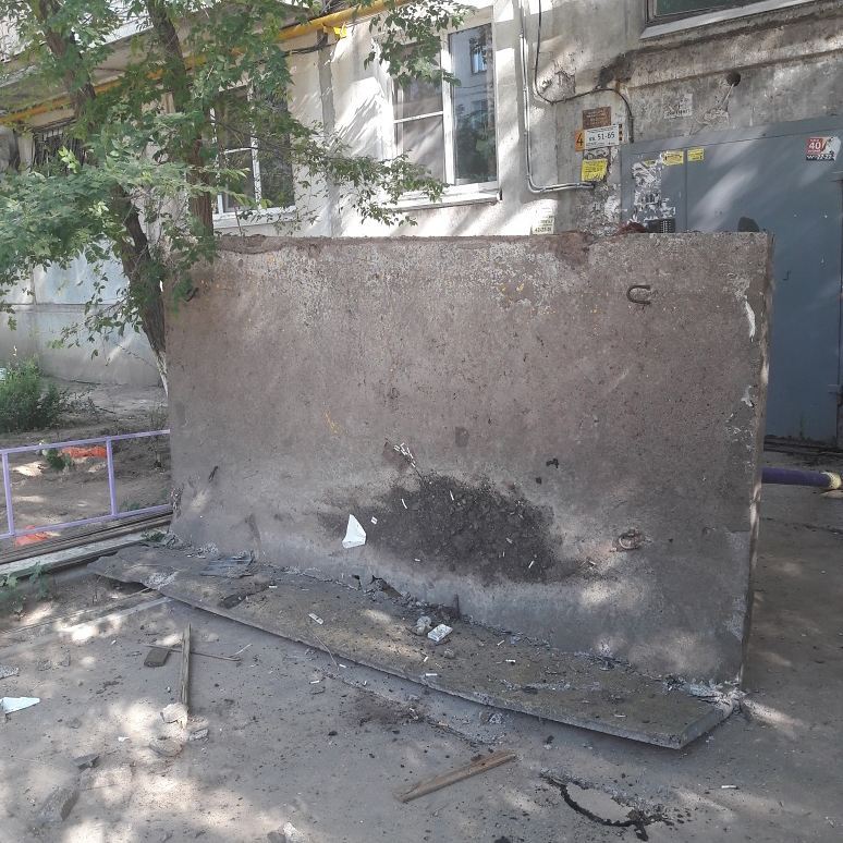 В Астрахани снова упал бетонный козырек подъезда