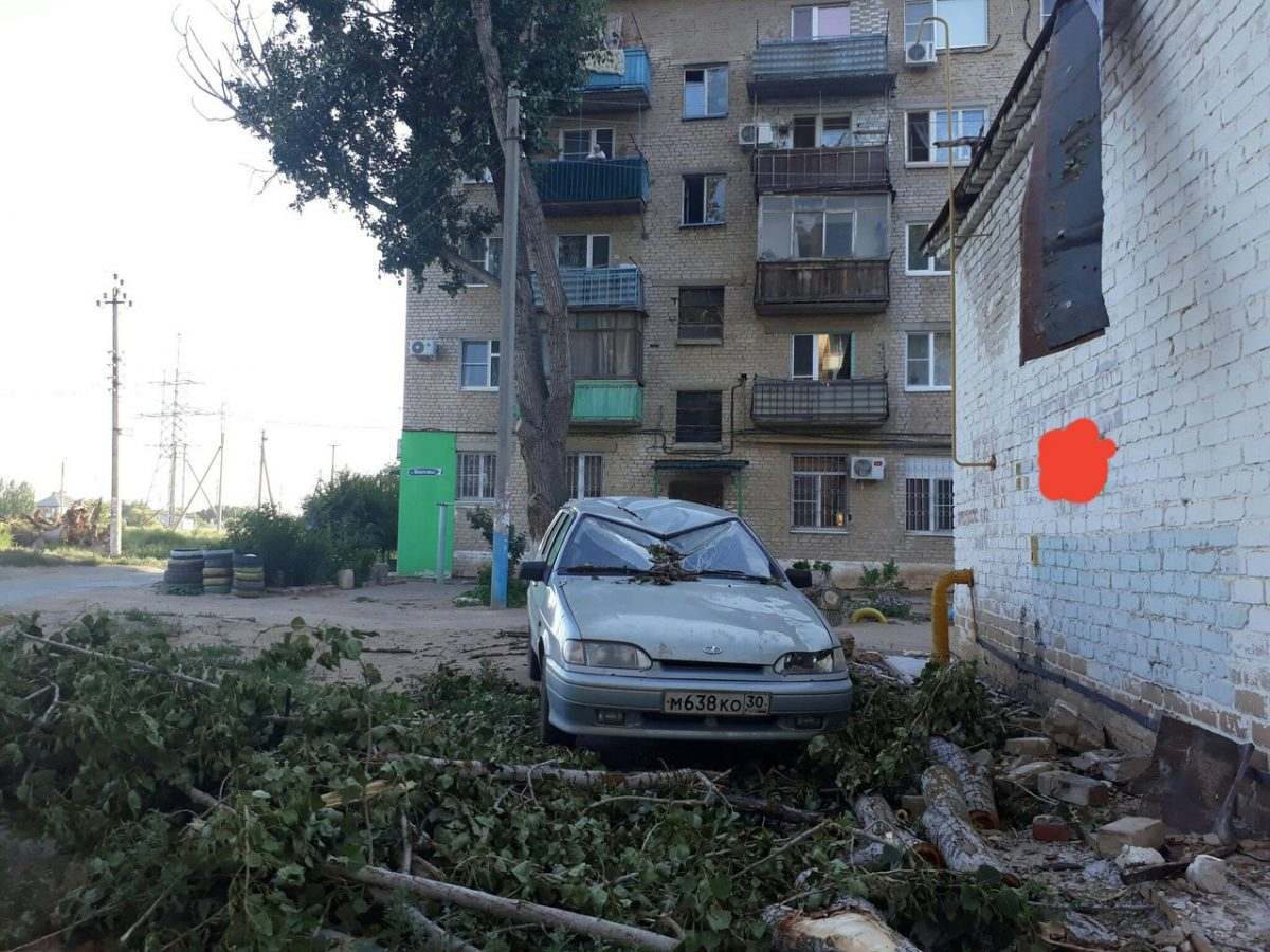 В Астрахани дерево искорежило «Ладу»
