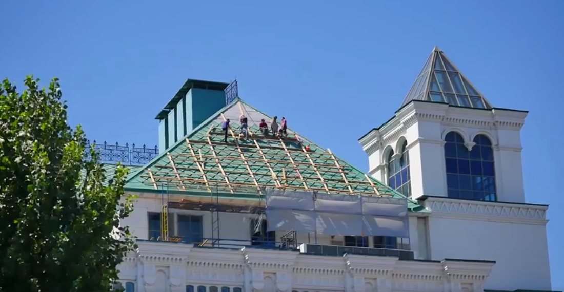 На крыше Театра оперы и балета обнаружили работников без страховки