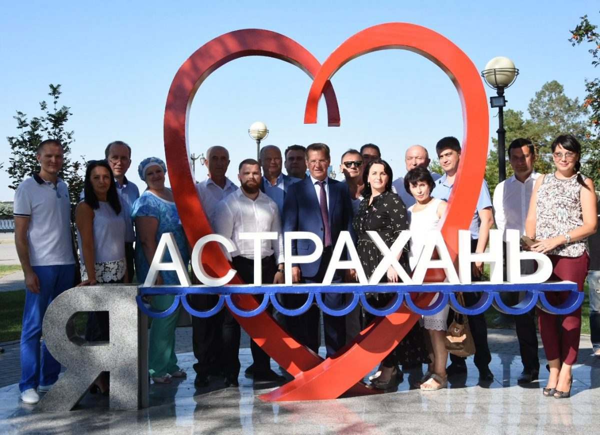 На набережной торжественно открыли знак «Я люблю Астрахань»