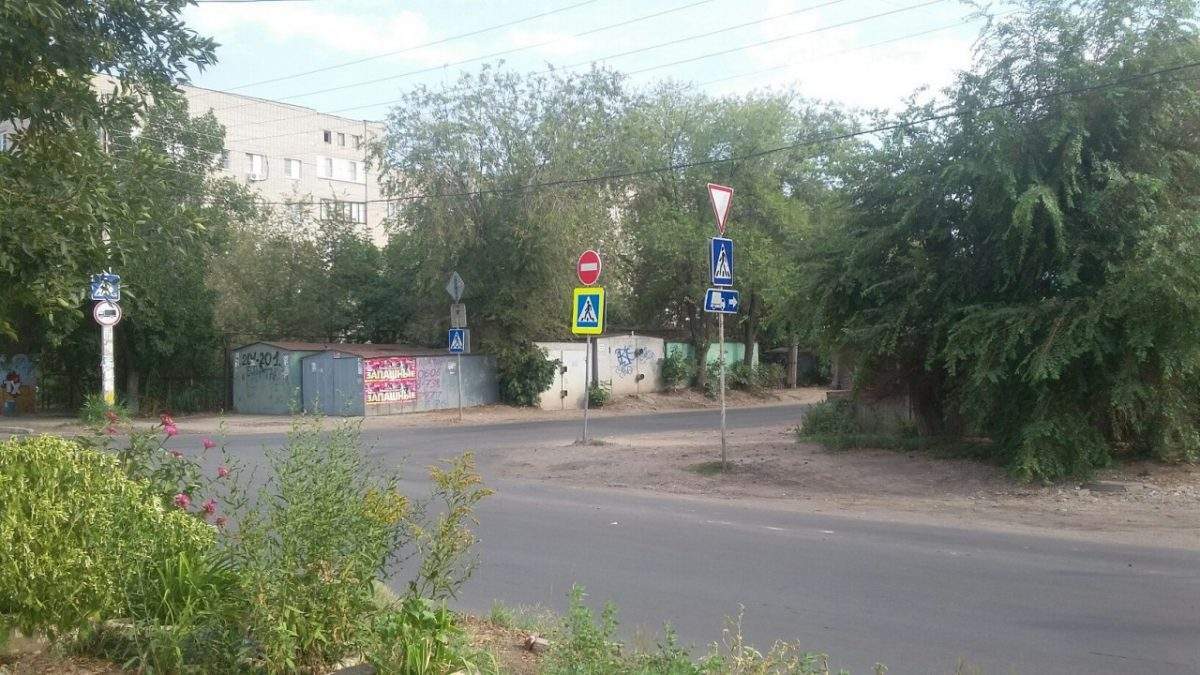 На улице Максаковой повесили знак «кирпич»