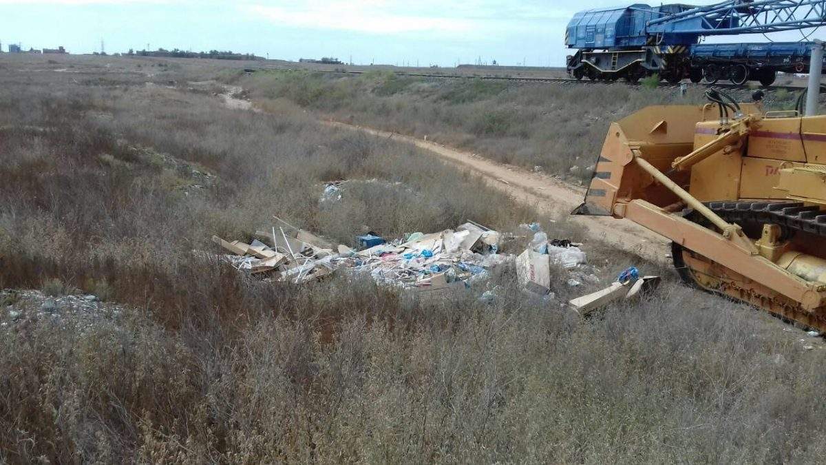 Астраханские железнодорожники ликвидировали 7 свалок мусора вдоль путей