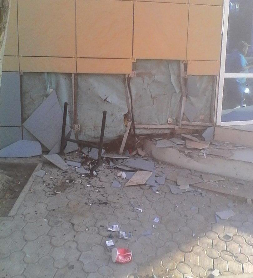 Лихач на BMW протаранил фасад кафе в центре Астрахани
