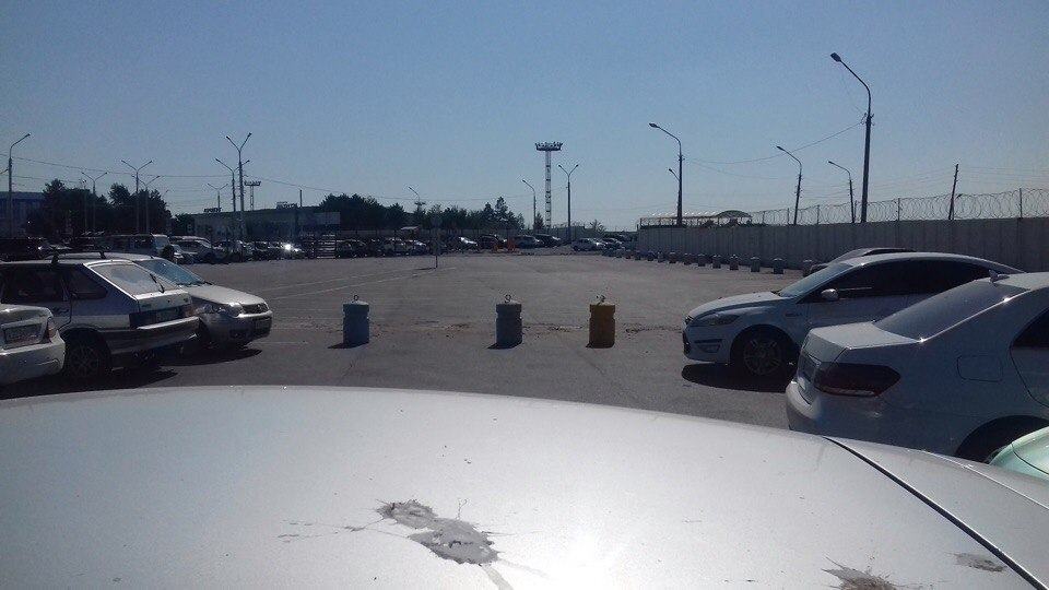 Около астраханского аэропорта сократили бесплатную парковку