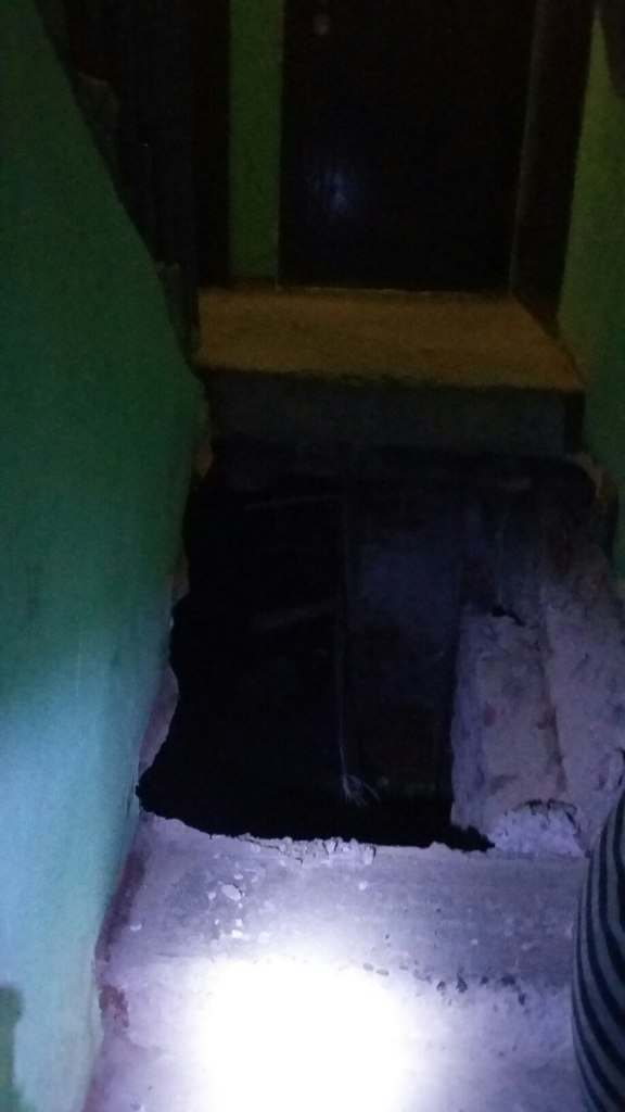 Астраханцы не дождались ремонта: в жилом доме рухнула лестница