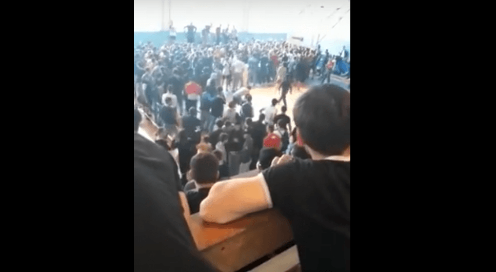 На видео попала крупная ссора болельщиков в одном из спорткомплексов Астрахани