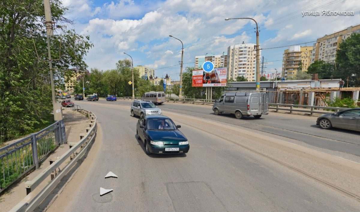 Астраханцы возмущены огромной ямой на мосту у вокзала