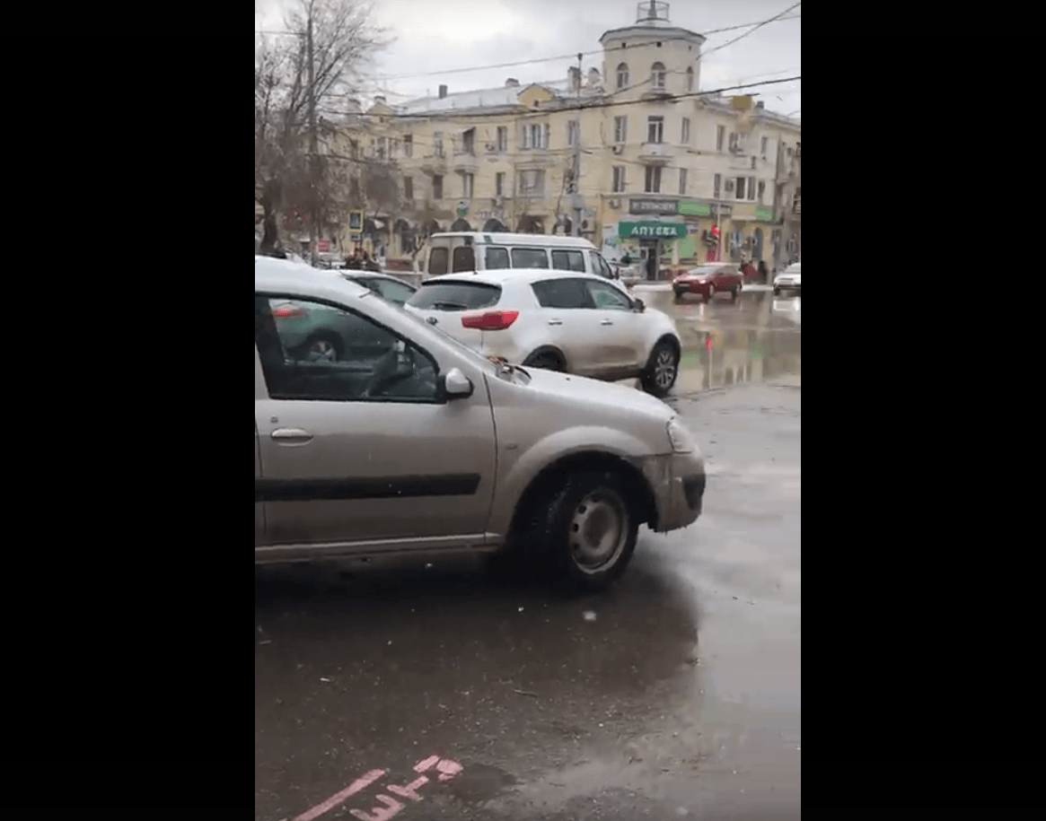 Астраханцы зовут «сосунов» на помощь и паркуются на бордюре