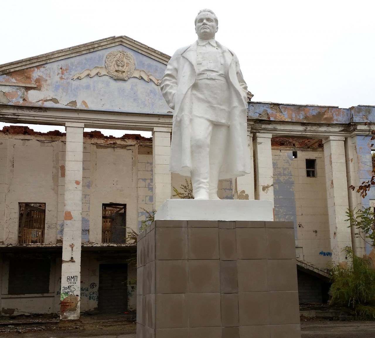 Киров памятники ленину. Памятник Кирову в Астрахани. Памятник Кирову в Астрахани на десятке. Памятник Сергею Мироновичу Кирову. Памятник Кирову Орджоникидзе Феодосия.