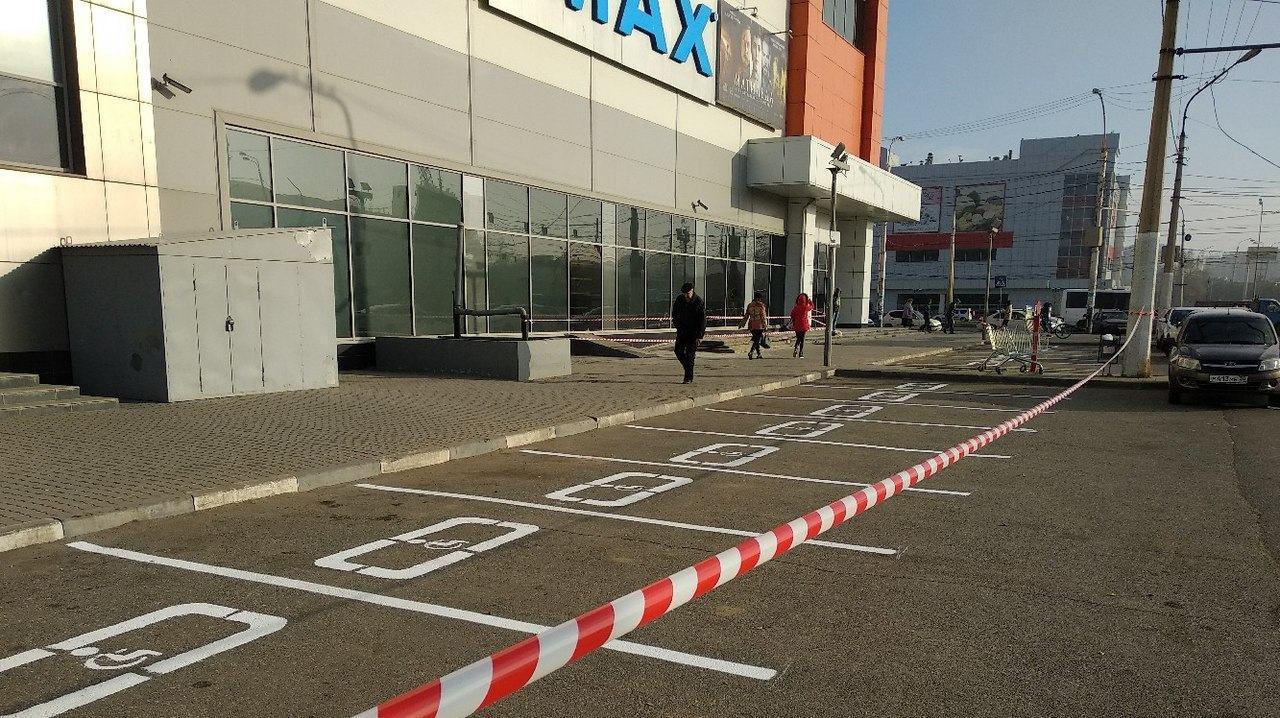 Парковка в тц. Парковка ТЦ. Парковка торгового центра. Полосы парковки. Парковочные карманы для инвалидов.