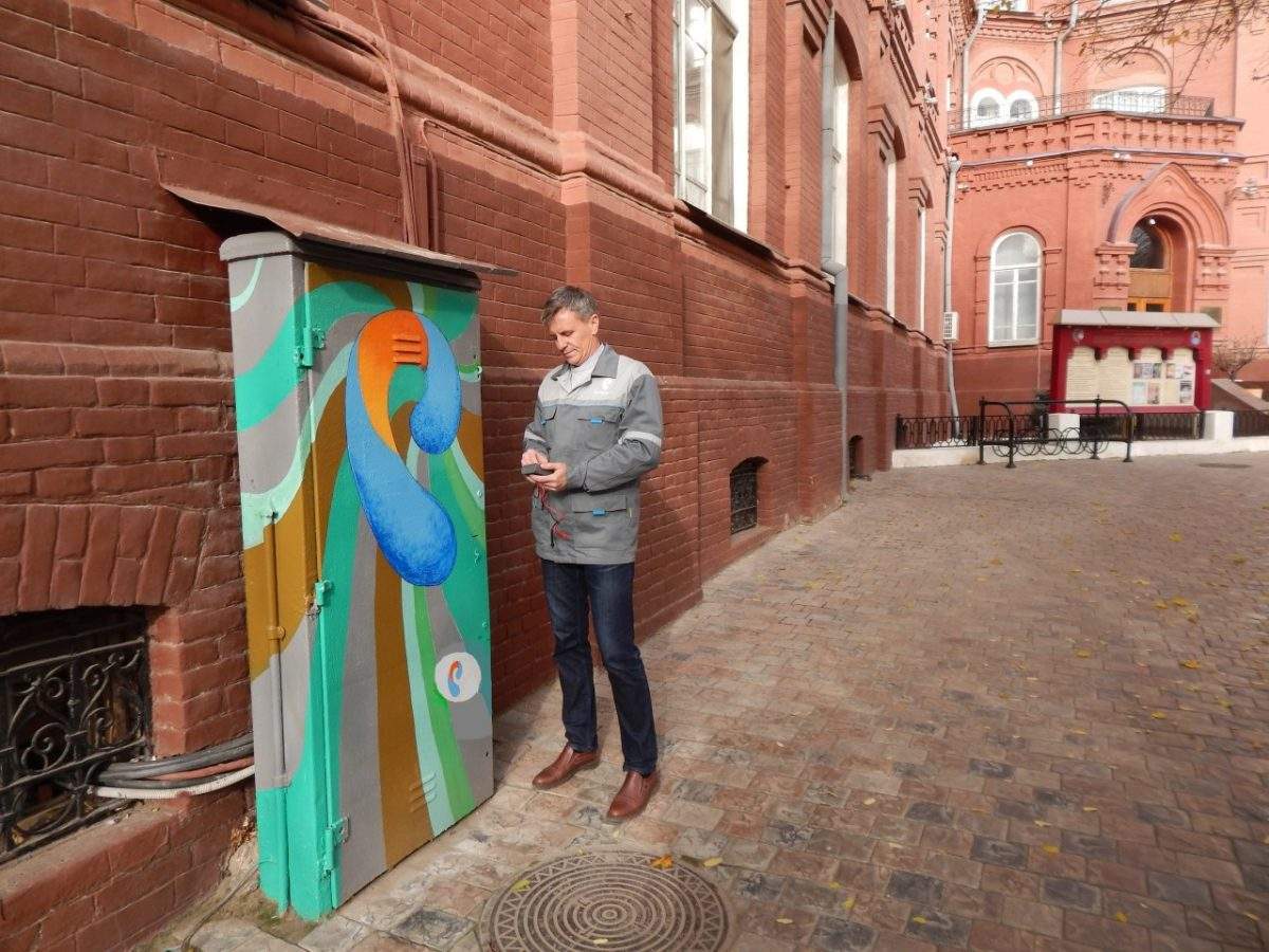 На улицах Астрахани появились разноцветные шкафчики