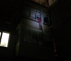 Астраханцы покидают квартиры через балкон по простыням