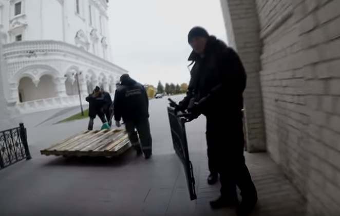 Кругосветного путешественника не пустили в Астраханский кремль с собакой