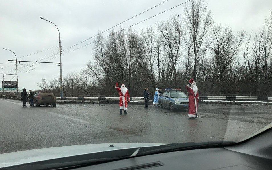 Фото дня: по астраханским дорогам гуляют полицейские Деды Морозы