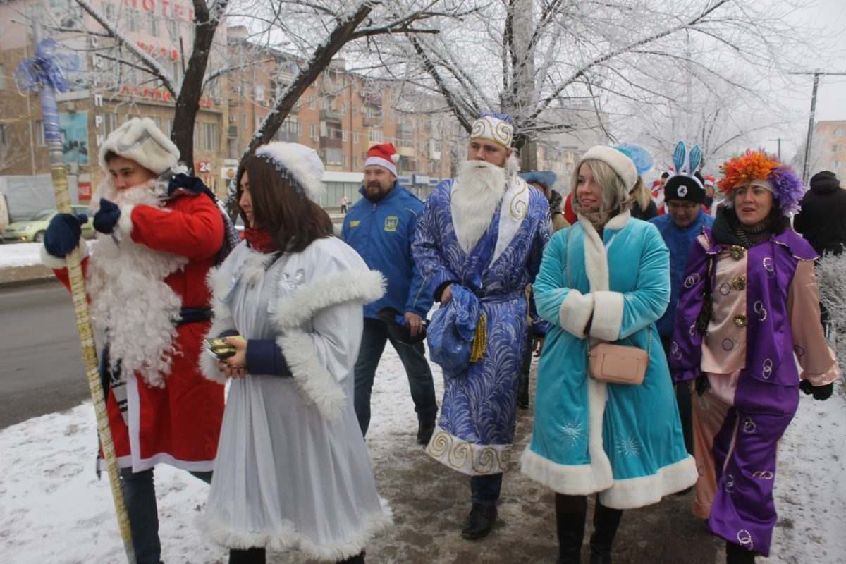 В Астрахани гуляли Деды Морозы с родственницами