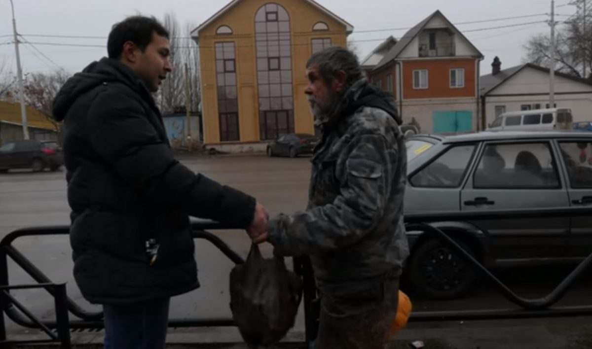 Астраханец решил раздавать еду нуждающимся людям