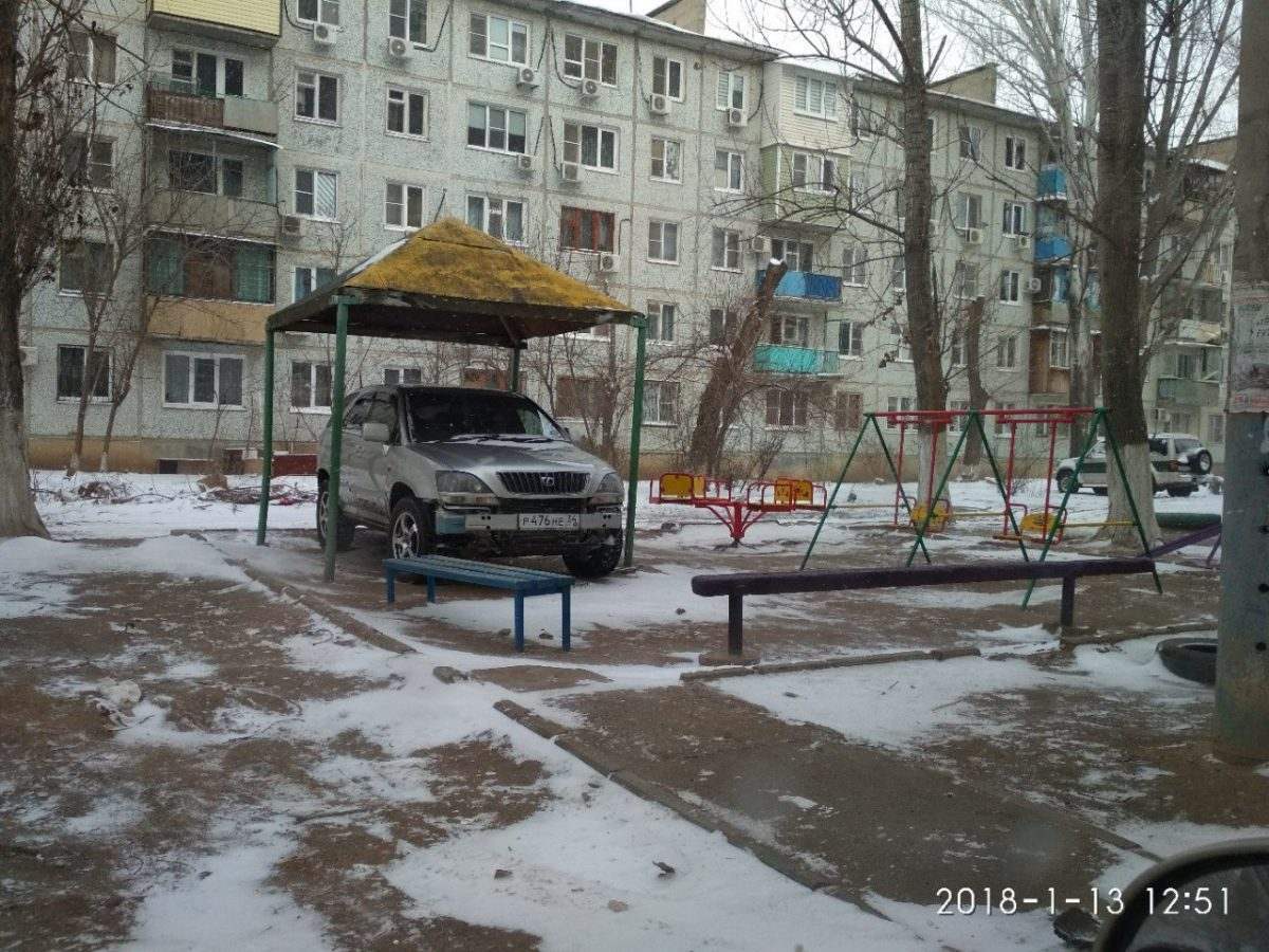 В Астрахани водитель сделал себе гараж из детской площадки
