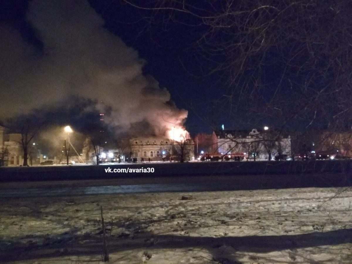 Крупный пожар в Астрахани: горит старинный дом на Красной Набережной