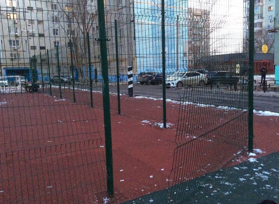 В Астрахани сломали новую спортивную площадку