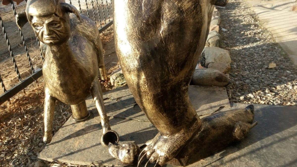 Автор скульптуры в виде Путина с когтями дополнил ее поросенком