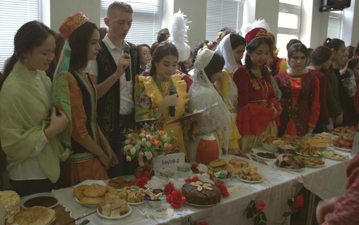 Масленица и Наурыз слились в едином торжестве в Астраханском медколледже