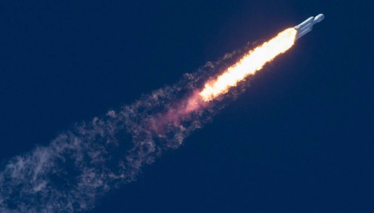 В честь запуска ракеты Falcon Heavy в астраханском кафе полдня крутили треки Дэвида Боуи