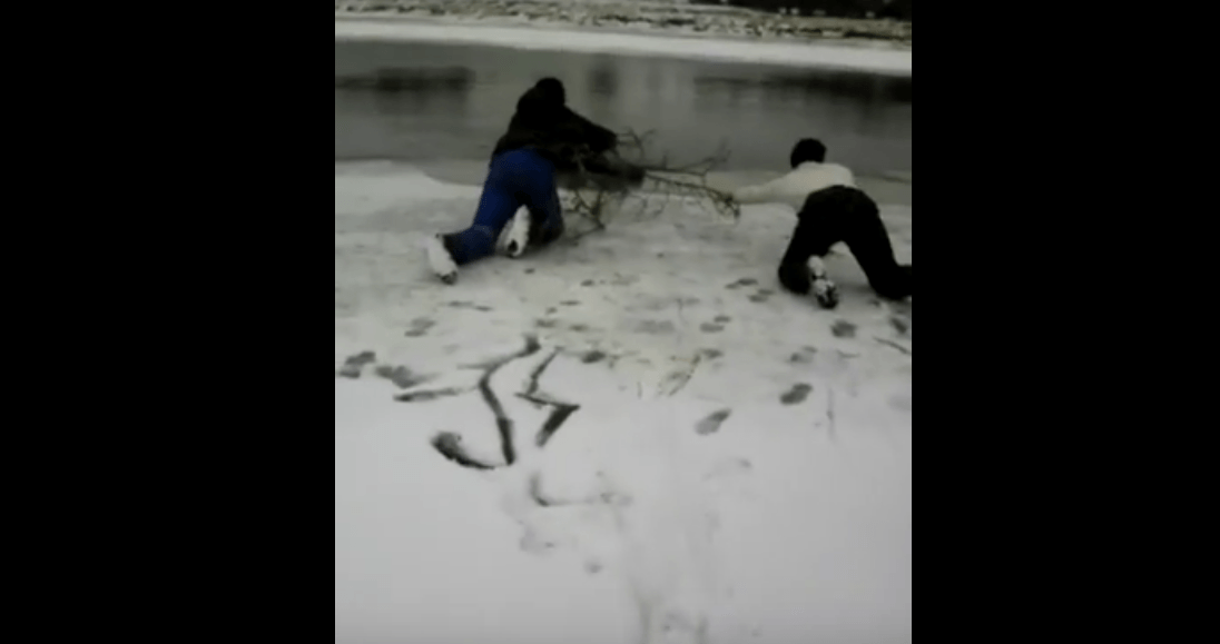 Видео: астраханские рыбаки вытаскивают школьника из полыньи