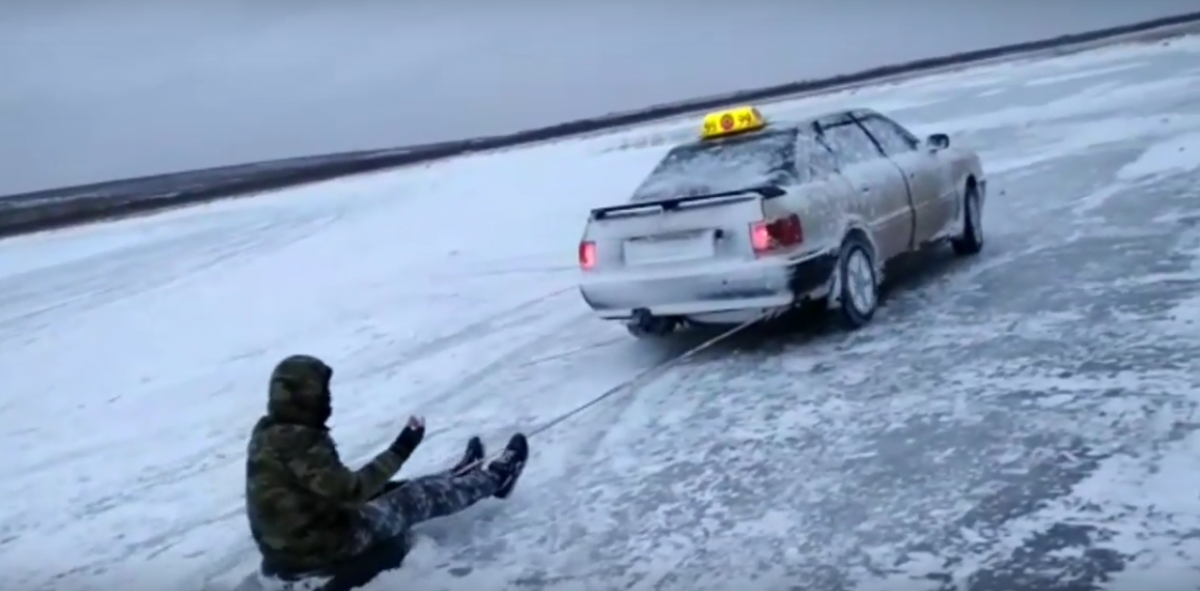 Тариф «экстремальный»: астраханское такси катает пассажира на реке по льду