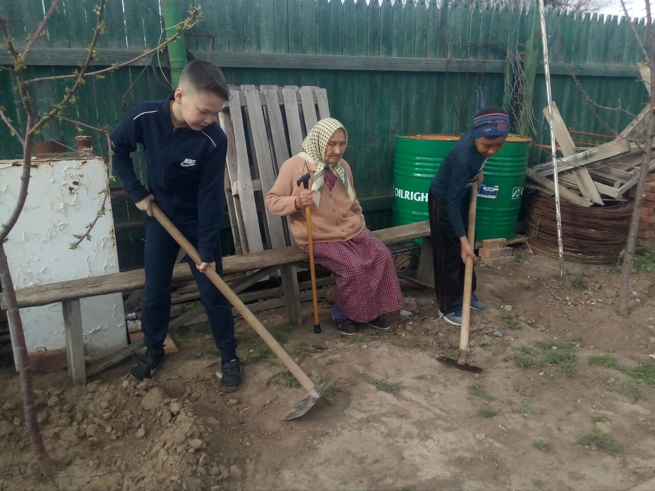 Дети помогают пожилым людям картинки