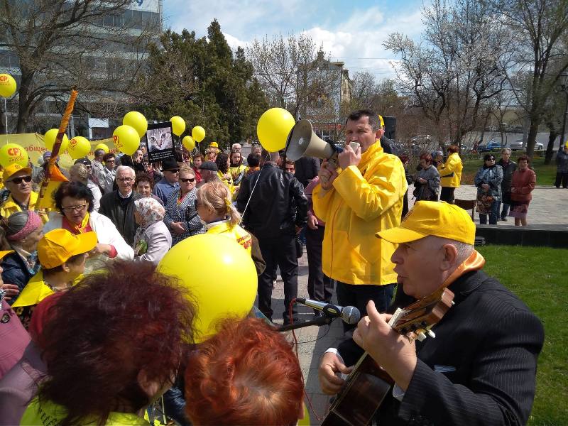 Сотни астраханцев вышли на Социальный марш