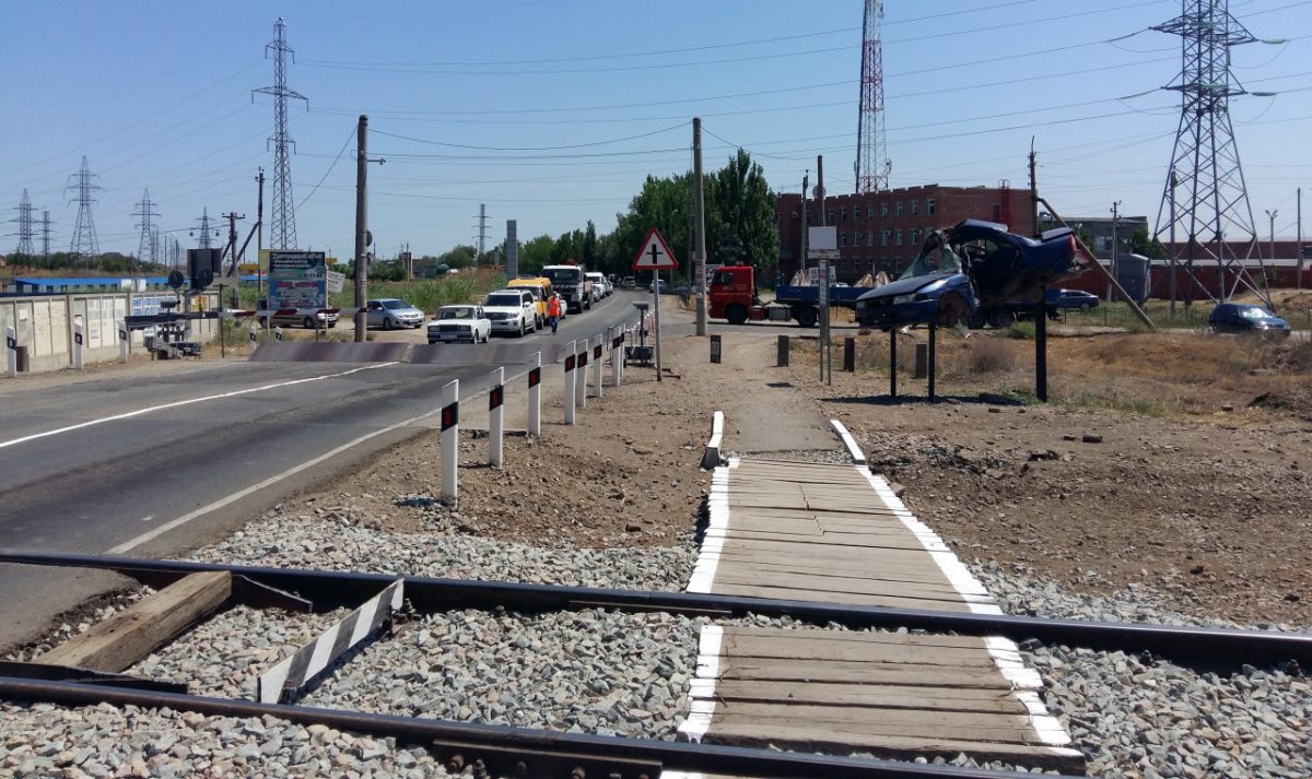 В Астраханской области ограничат движение через ж/д переезд и пешеходные переходы