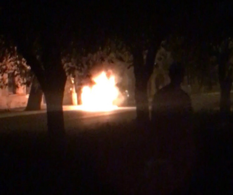 Видео: в самом центре Астрахани сгорел автомобиль