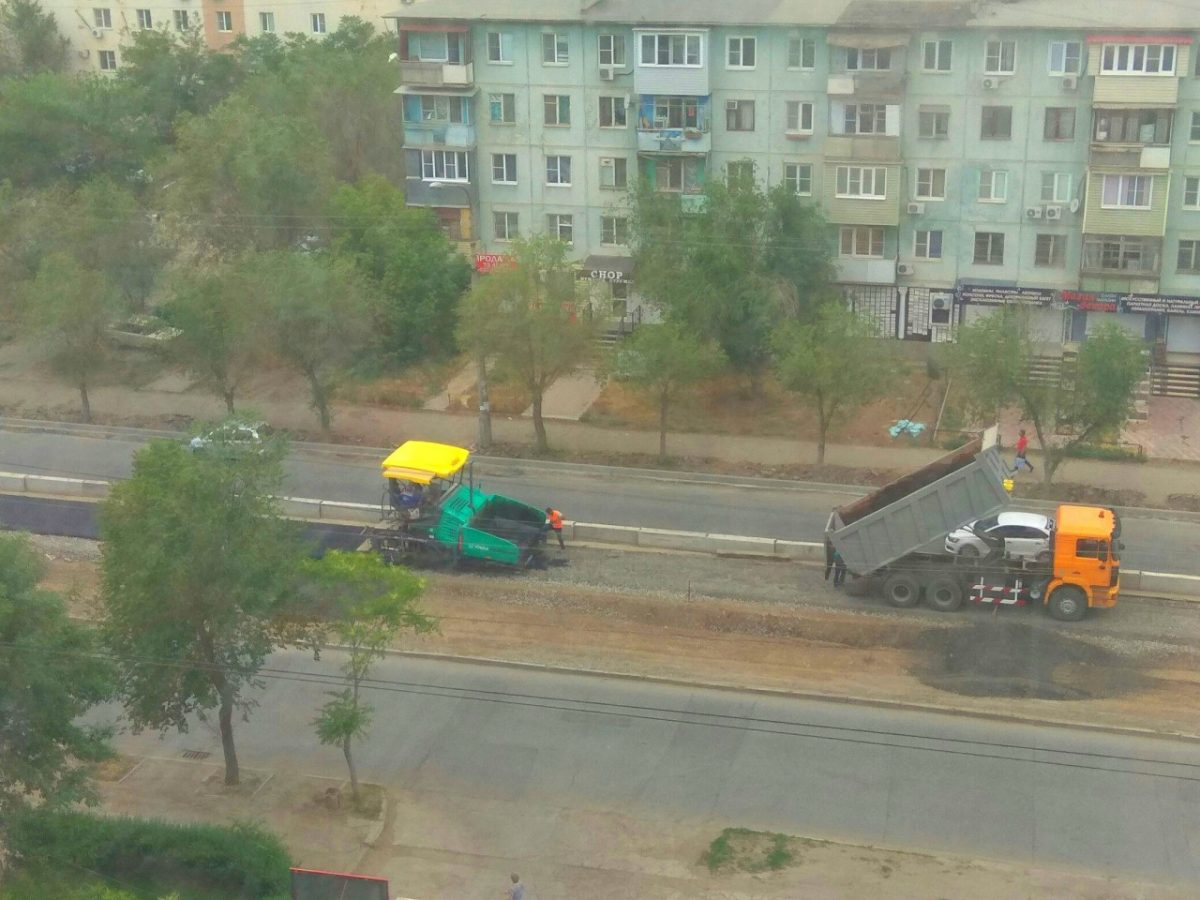 Фото дня: на Яблочкова начали закатывать место старых трамвайных путей