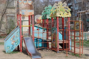 В Трусовском районе установят новый детский городок взамен старого