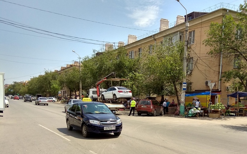 На улице Богдана Хмельницкого сражаются с неправильной парковкой