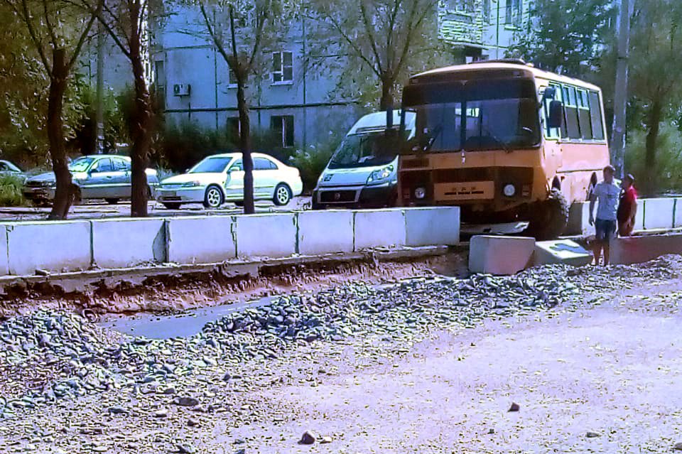 В Астрахани автобус с пассажирами врезался в бетонные блоки
