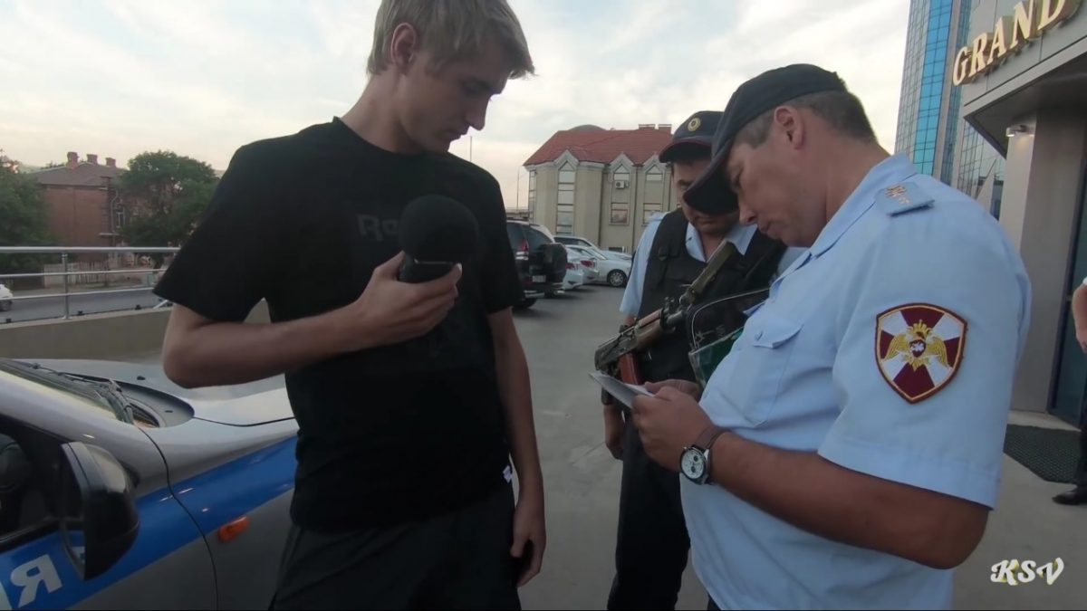 В Астрахани популярного видеоблогера задержали за видеосъемку в отеле