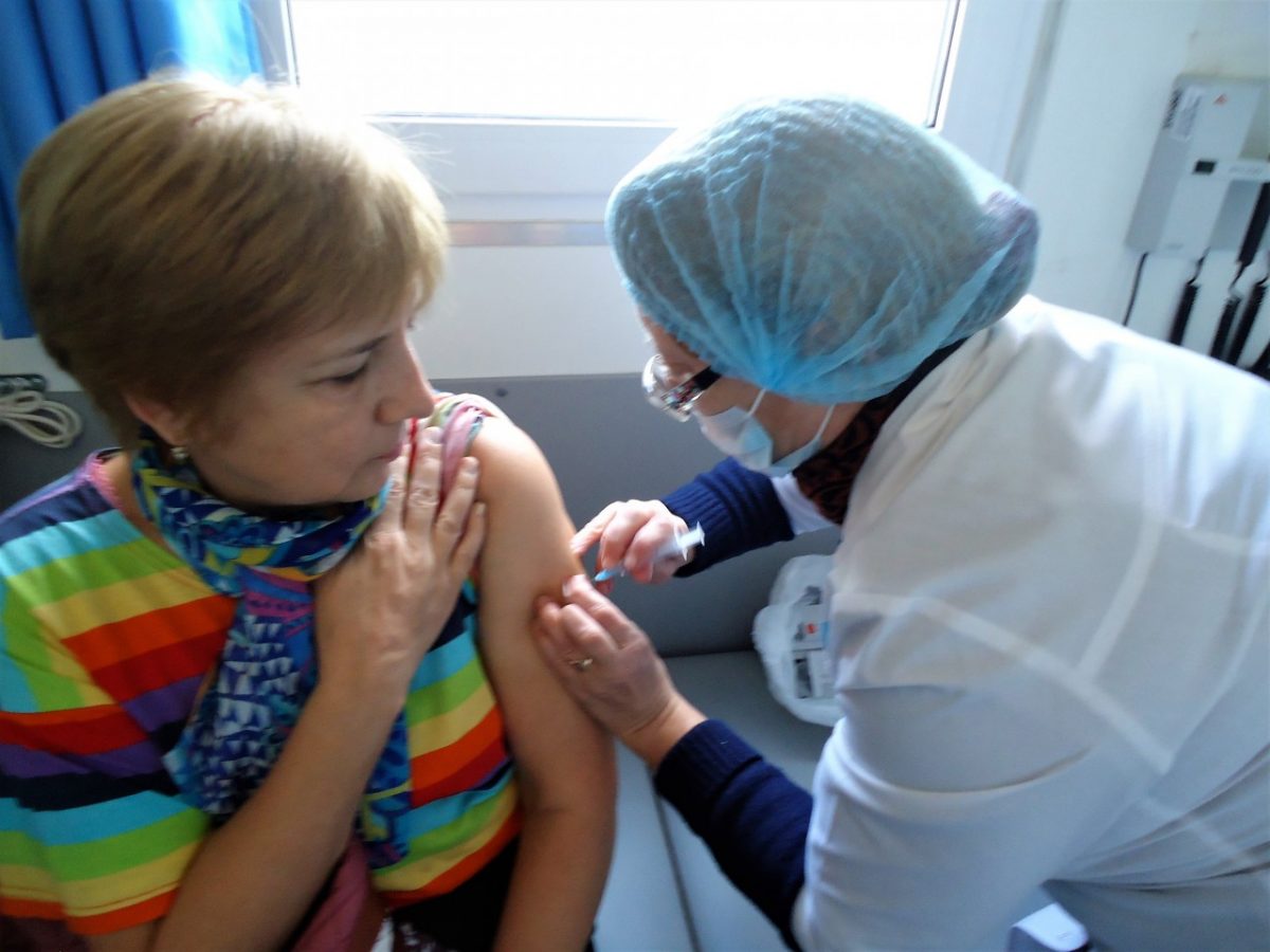 Массовая вакцинация от коронавируса в Астраханской области начнется на следующей неделе