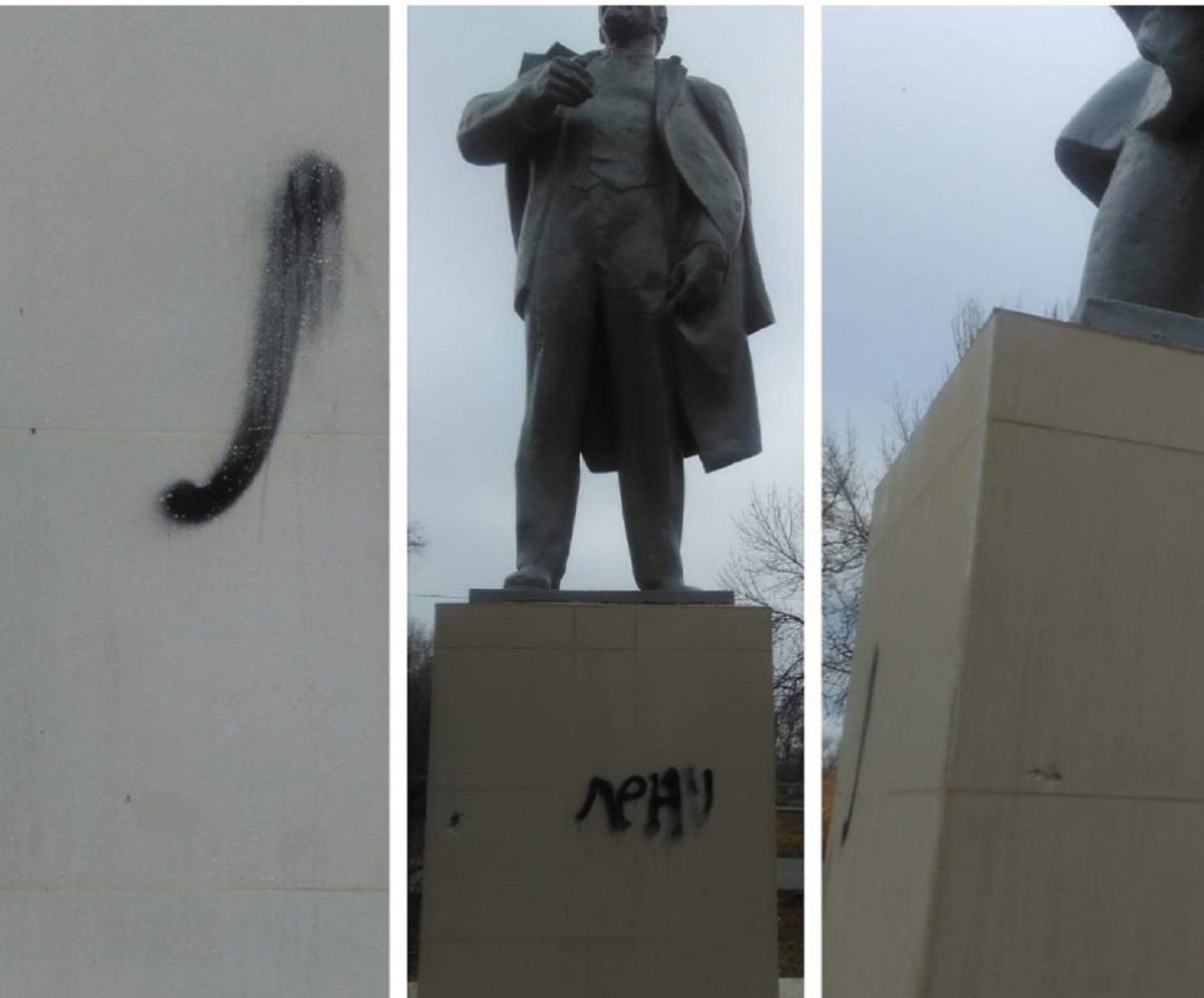 С памятником Ленину в Трусовском районе опять что-то случилось