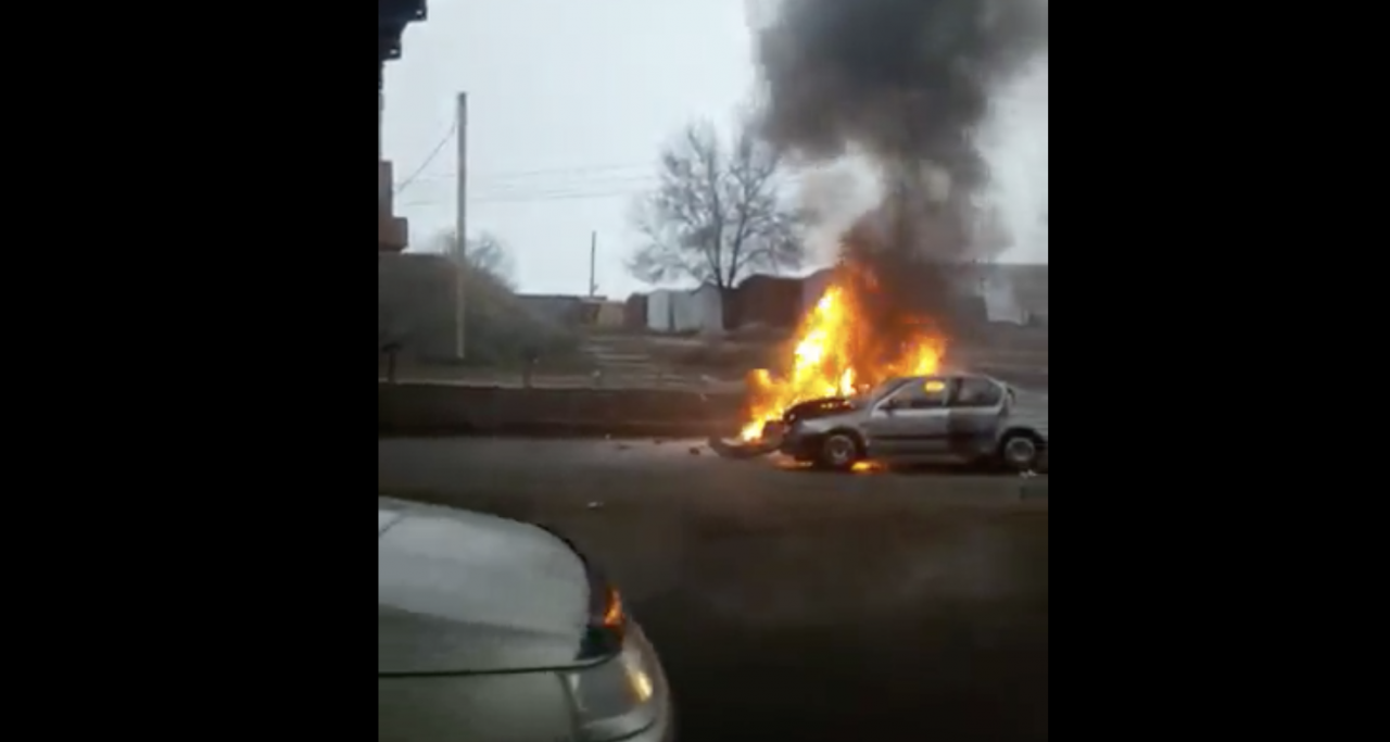 Видео: На Софьи Перовской сгорело такси | АРБУЗ