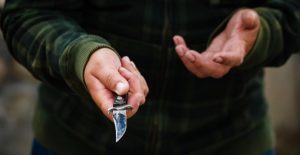 В Свободном поселке подростки с ножом отобрали у школьника телефон