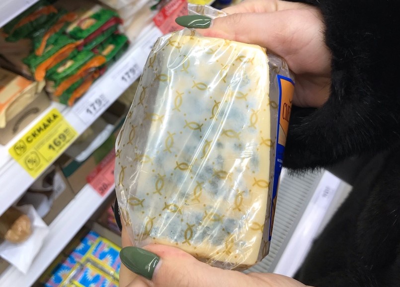 Астраханка наткнулась на сыр с плесенью в магазине «Магнит»