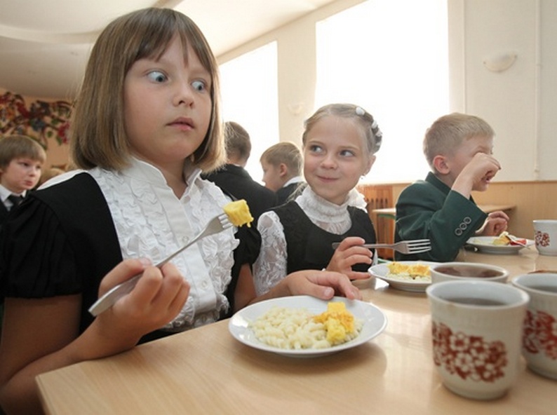 В Астрахани пытаются найти деньги на бесплатное питание школьников