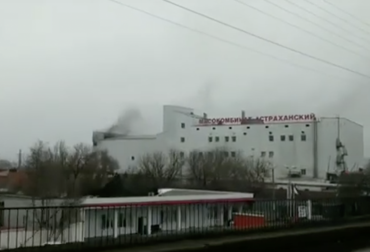 В Астрахани потушили пожар на территории мясокомбината