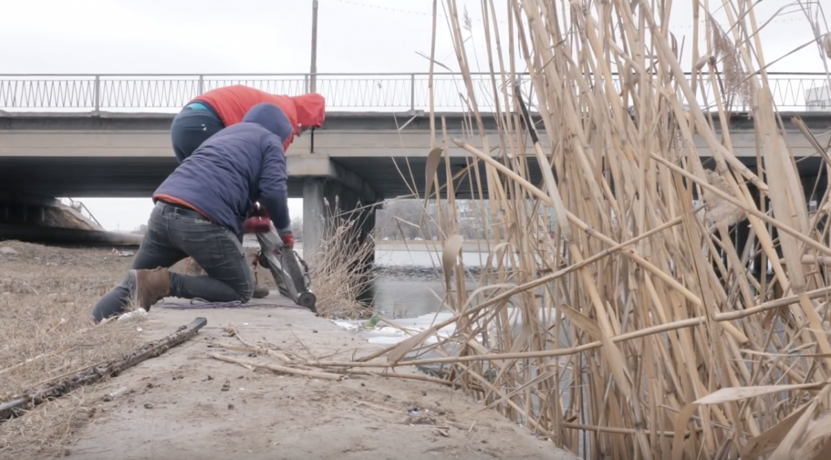 Астраханские блогеры вытащили ограду моста с помощью магнитов