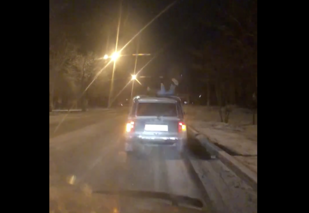 Видео: астраханцы катаются по городу на крыше автомобиля | АРБУЗ