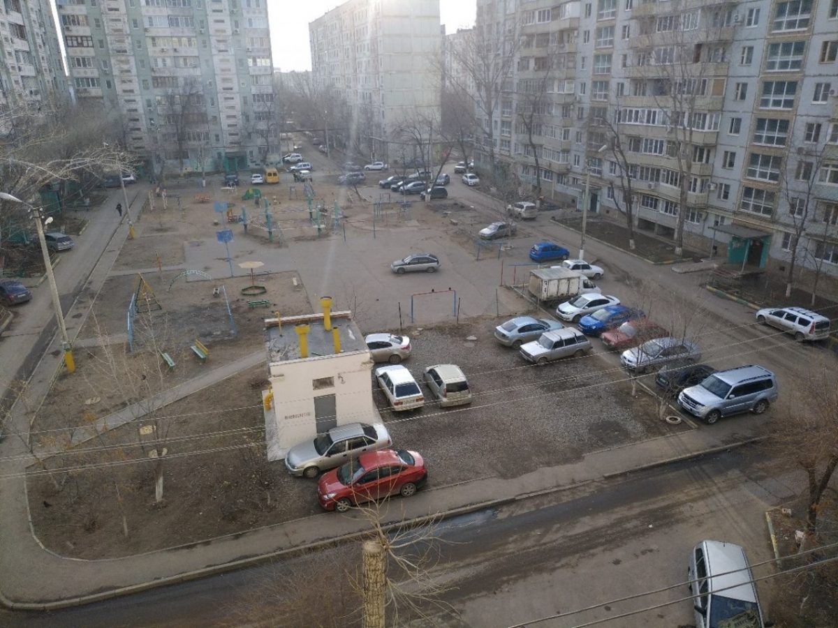Налоговики и приставы начнут массовые рейды на парковках Астрахани